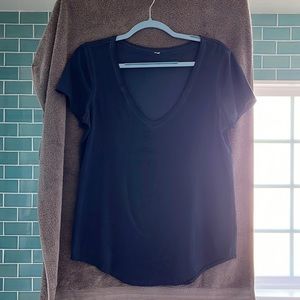 Lulu navy v-neck tee